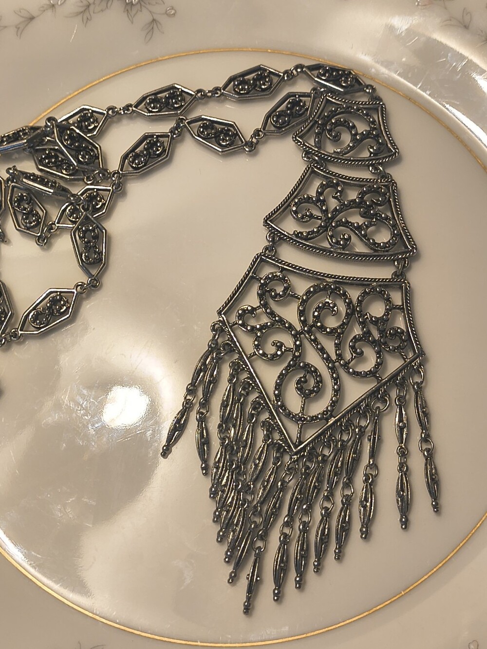 Vtg Unsigned MCM Lavalier Filigree Shield Fringe Pendant Necklace- Silver Tone
